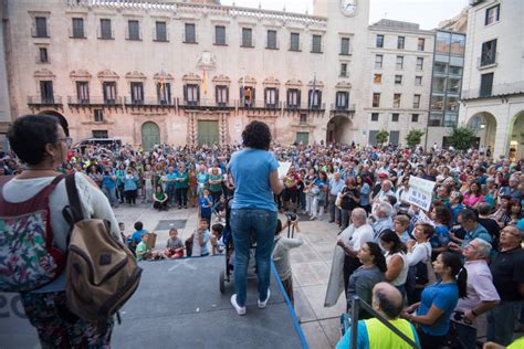 Fotogalería Marcha vecinal contra los depósitos del Puerto de Alicante