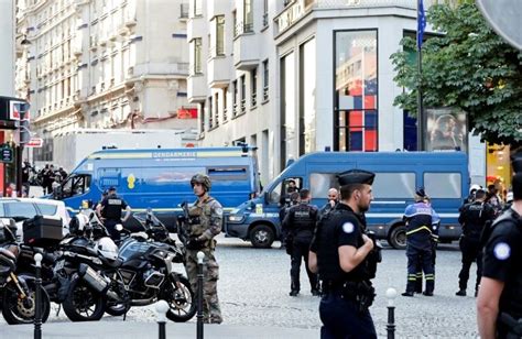 L Agresseur Au Couteau D Un Policier Paris Soup Onn Du Meurtre D Un