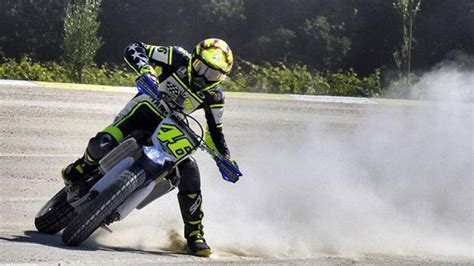 Aksi Memukau Valentino Rossi Saat Mengendarai Motor Trail Lifestyle