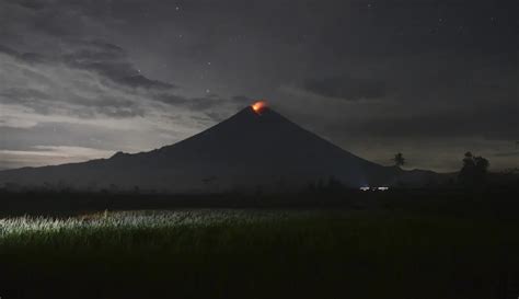 FOTO Gunung Semeru Masih Keluarkan Material Vulkanik Foto Liputan6