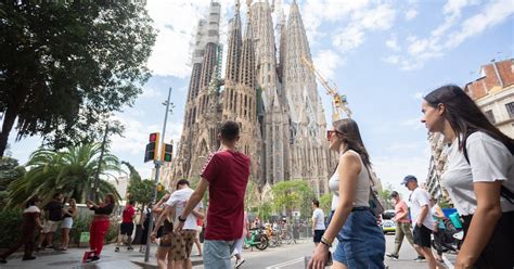 Barcelona Visita Guiada R Pida A La Sagrada Familia Getyourguide