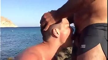 Bebé amamantando y bebiendo leche junto al mar XVIDEOS