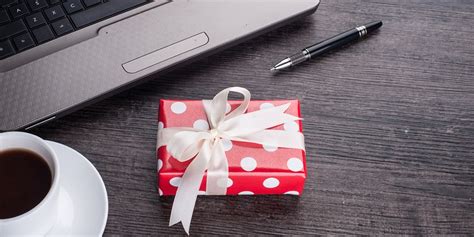 ide kado farewell  perpisahan teman kantor  resign