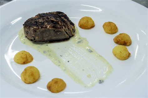 Medalhão de filé mignon ao molho gorgonzola e batata sauté Medallion