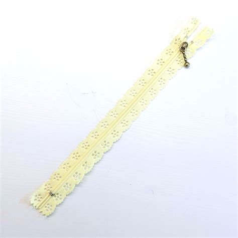 Fermeture Dentelle Jaune Claire 20cm Pom Cannelle Et Patchichi