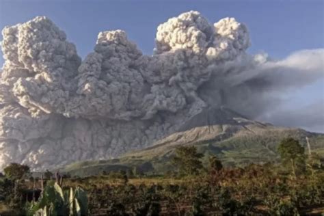 Gunung Marapi Meletus Hujan Abu Sampai Kota Bukittinggi Sumatera Barat