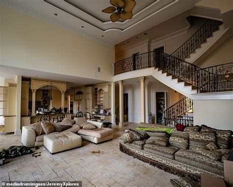 Urban Explorer Discovers Abandoned Million Mansion Daily Mail Online