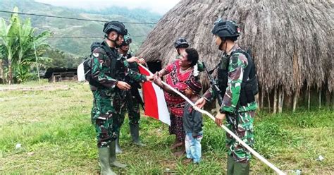 Satgas Yonif Raider 321 Kostrad Kibarkan 321 Bendera Merah Putih Di