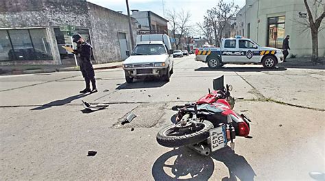 Choque entre moto y camioneta Diario El Telégrafo