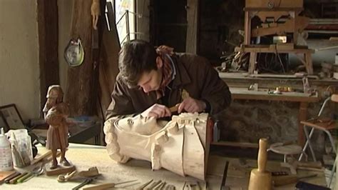 Artisanat Un Sculpteur Sur Bois Fait Sa Publicit Sur Internet