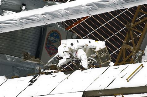 Spaceflight Now Sts Photo Gallery Spacewalkers Snapshots