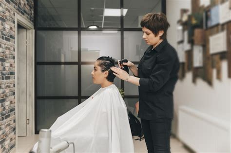 El Peluquero Hace Un Corte De Pelo A Una Mujer En El Sal N El Peluquero