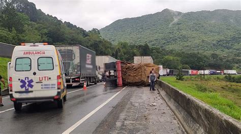 Caminhão tombado na BR 116 gera congestionamento de 29 km