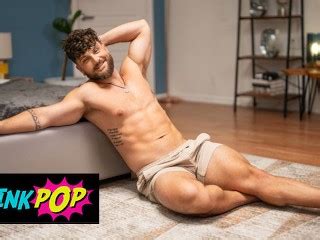 TWINKPOP Heath Haloは自分を楽しませパンがあり入れ墨され非常にオープンな心の塊です Pornhub Gay