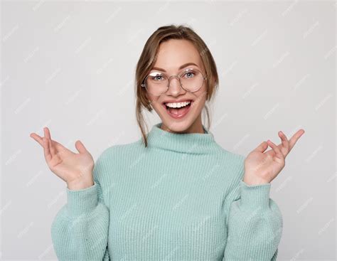 Premium Photo Portrait Of A Confused Young Casual Girl Shrugging