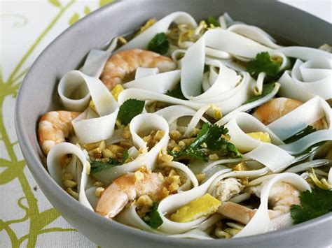 Asiatische Suppe Mit Nudeln H Hnchen Shrimps Und Erdn Ssen Rezept