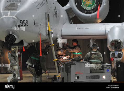 Los Miembros De La Unidad De Mantenimiento De Aeronaves Cargan