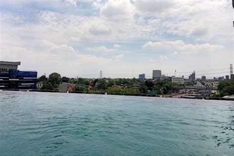 De Entrance Arkadia Infinity Pool Di Tengah Kota Jakarta