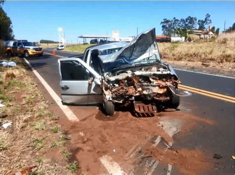 Uma pessoa morre e outra fica ferida após batida entre carro e caminhão