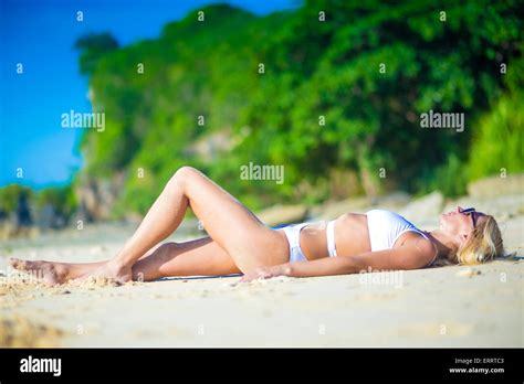Femme Sur La Plage En Bikini Banque De Photographies Et Dimages Haute R Solution Page Alamy