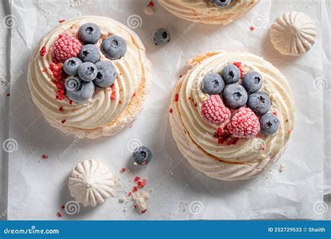 Postre Pavlova Tradicional Y Delicioso Con Crema Batida Y Fruta Imagen