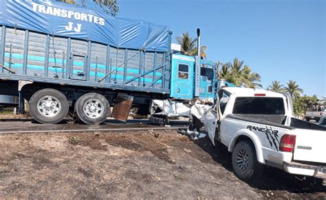 Se Estrellan Tort N Y Camioneta En Carretera De Escuinapa