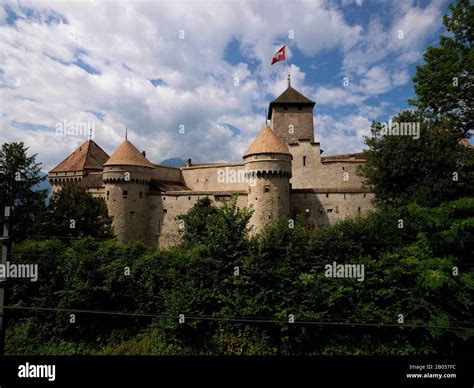 Drapeau suisse sur un château Château de Chillon Lac Léman Montreux