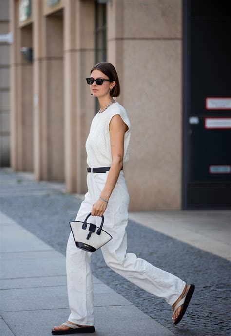 Cómo llevar sandalias planas con pantalones baggy en looks aesthetic en