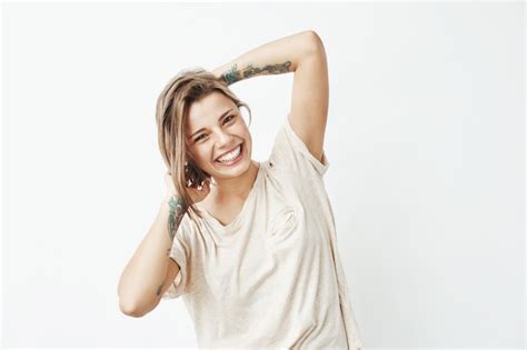 Portrait De Jeune Belle Fille Tatouée Souriante Posant Photo Gratuite