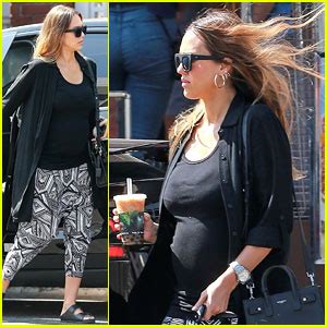 Jessica Alba Takes Her Bump To Urth Caffe For Iced Drink Jessica Alba