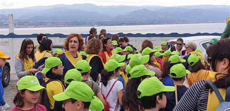 Duecento Bambini Della Scuola Pietro Donato Ripuliscono La Spiaggia