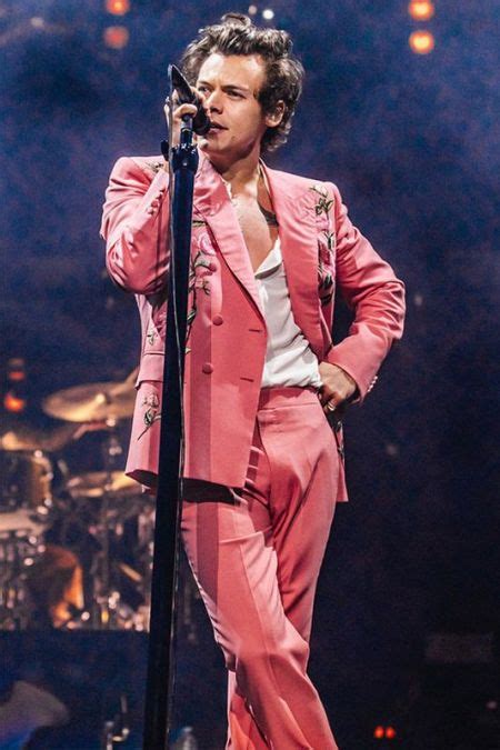 Pretty In Pink Harry Styles Live On Tour Week Day Three Harry