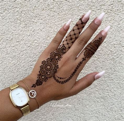 Pin by 𝐢𝐛𝐝𝐢𝐭𝐚 on mendhi Simple henna tattoo Geometric henna Henna