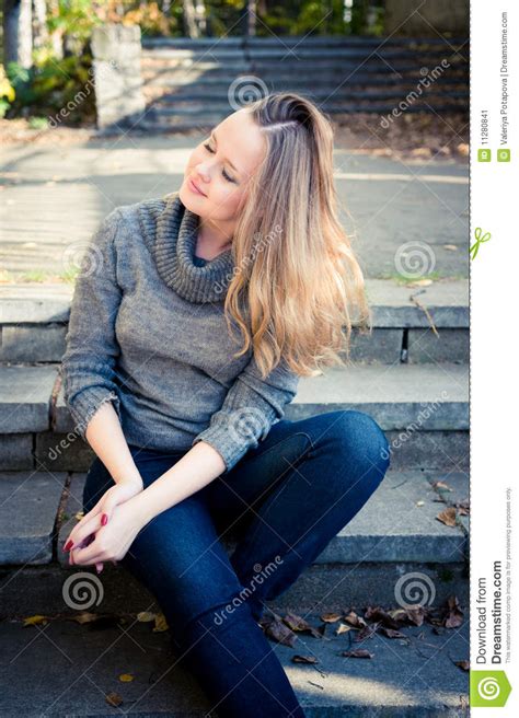 Mujer Con El Pelo Que Agita Imagen De Archivo Imagen De Joven Modelo