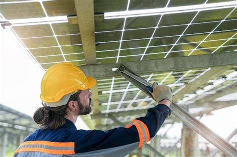 Engenheiro De F Brica Verificando E Consertando A Constru O Do Painel