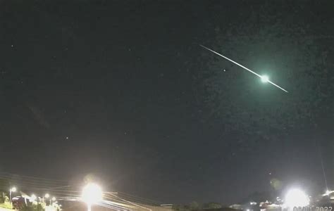 VÍDEO Meteoro explosivo a 147 km h cruza céu de SC A POLÍTICA EM FOCO