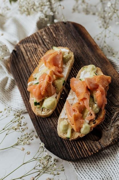 Bruschetta Au Saumon Fum Servi Sur Une Planche En Bois Photo Premium