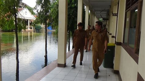 Dinas Sdabmbk Tangsel Tinjau Ke Titik Banjir Di Sman Tangsel