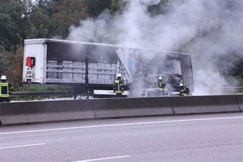 Lkw Anh Nger Brennt Auf A Bei Pforzheim Aus Bildergalerie