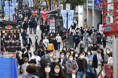 단계적 일상회복위드 코로나 시행 첫날 점심시간에 붐비는 명동 서울경제