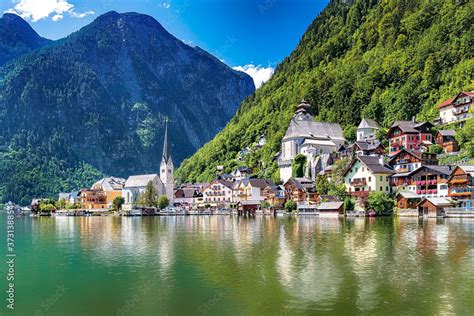 Hallstatt mit Hallstätter See im Salzkammergut in den Alpen