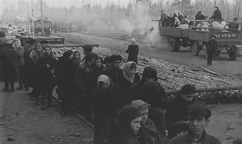 Жители блокадного Ленинграда в очереди за получением пищи на станции ...