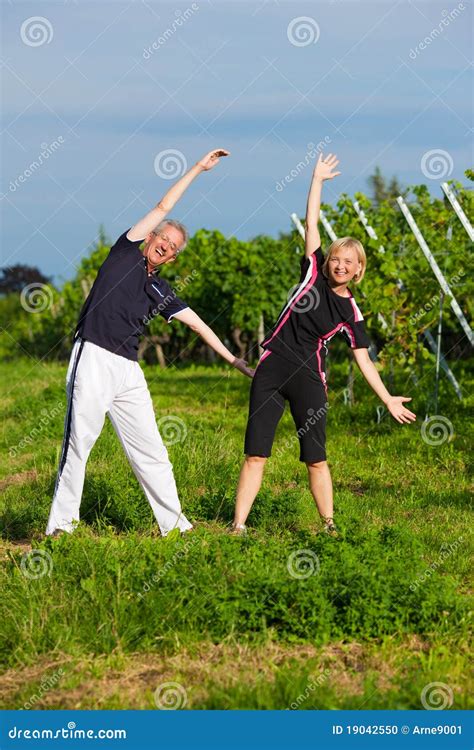 Coppie Mature Che Fanno Sport All Aperto Fotografia Stock Immagine Di