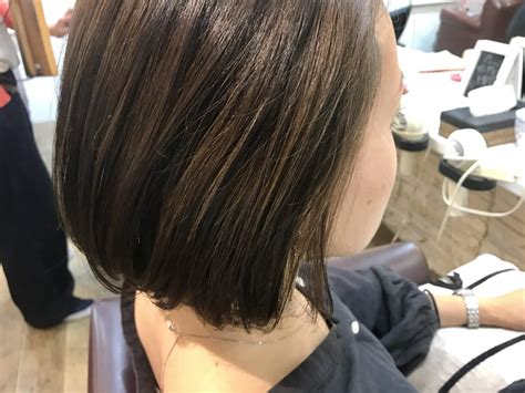 白髪とストレスの関係性とは？セルフケアや話題の脱白髪染めも紹介！｜ヘアカラー