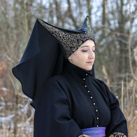 The medieval hairstyles trend that actually caused health issues 25