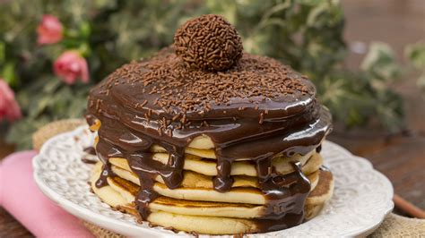 Receita De Panqueca Americana Calda Quente De Brigadeiro