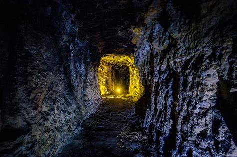 La Mina Abandonada Y Derrumbada De La Piedra Arenisca O De La Piedra