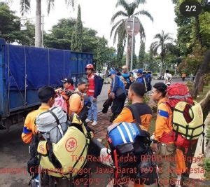 Sukarelawan Dari Bpbd Jateng Memberikan Bantuan Dan Melakukan Evakuasi