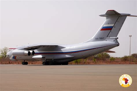 Un Avion Transportant De Laide Humanitaire Russe Est Arriv Au Niger