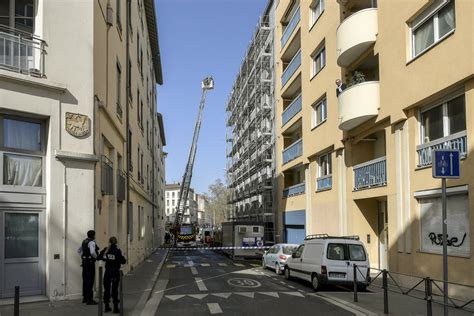 Lyon Une Bouteille De Gaz Explose Sur Un Chantier Trois Pompiers